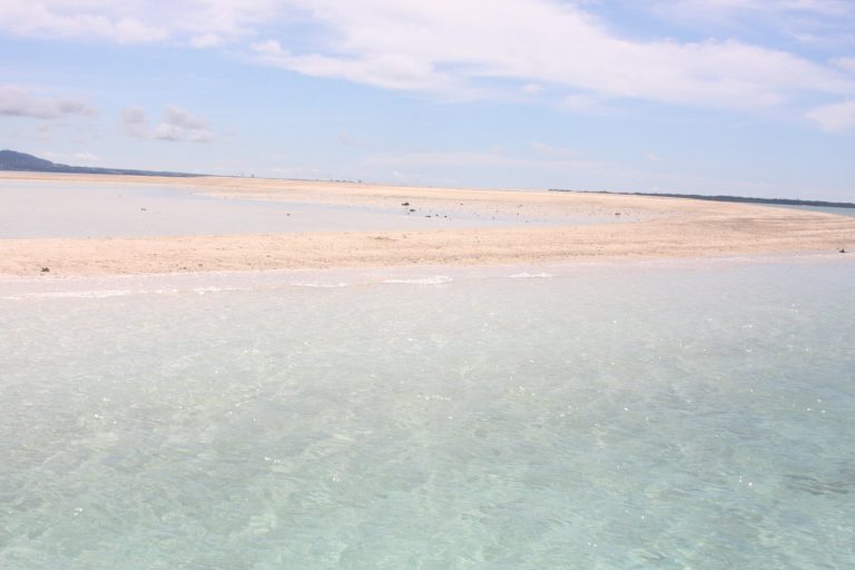 石垣島沖に干潮時だけ現れる幻の島（浜島）の白い砂洲とエメラルドの海