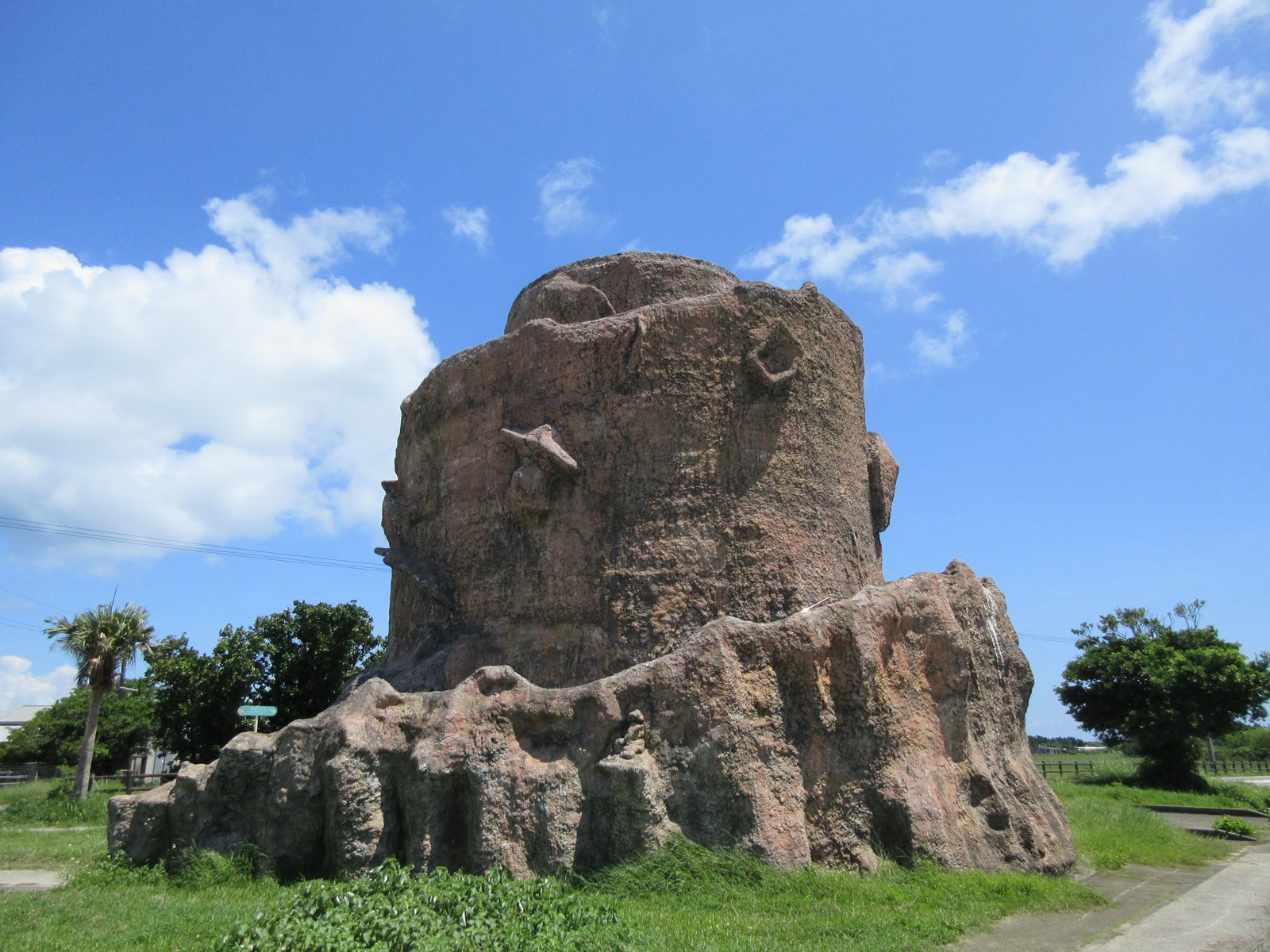 琉球石灰岩を積み上げた黒島のプズマリ(火番盛)