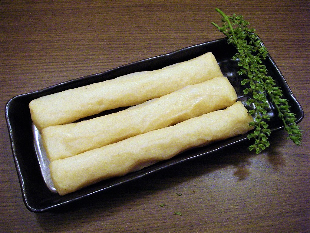 黒い器に盛られた棒状の八重山かまぼこ（棒天）