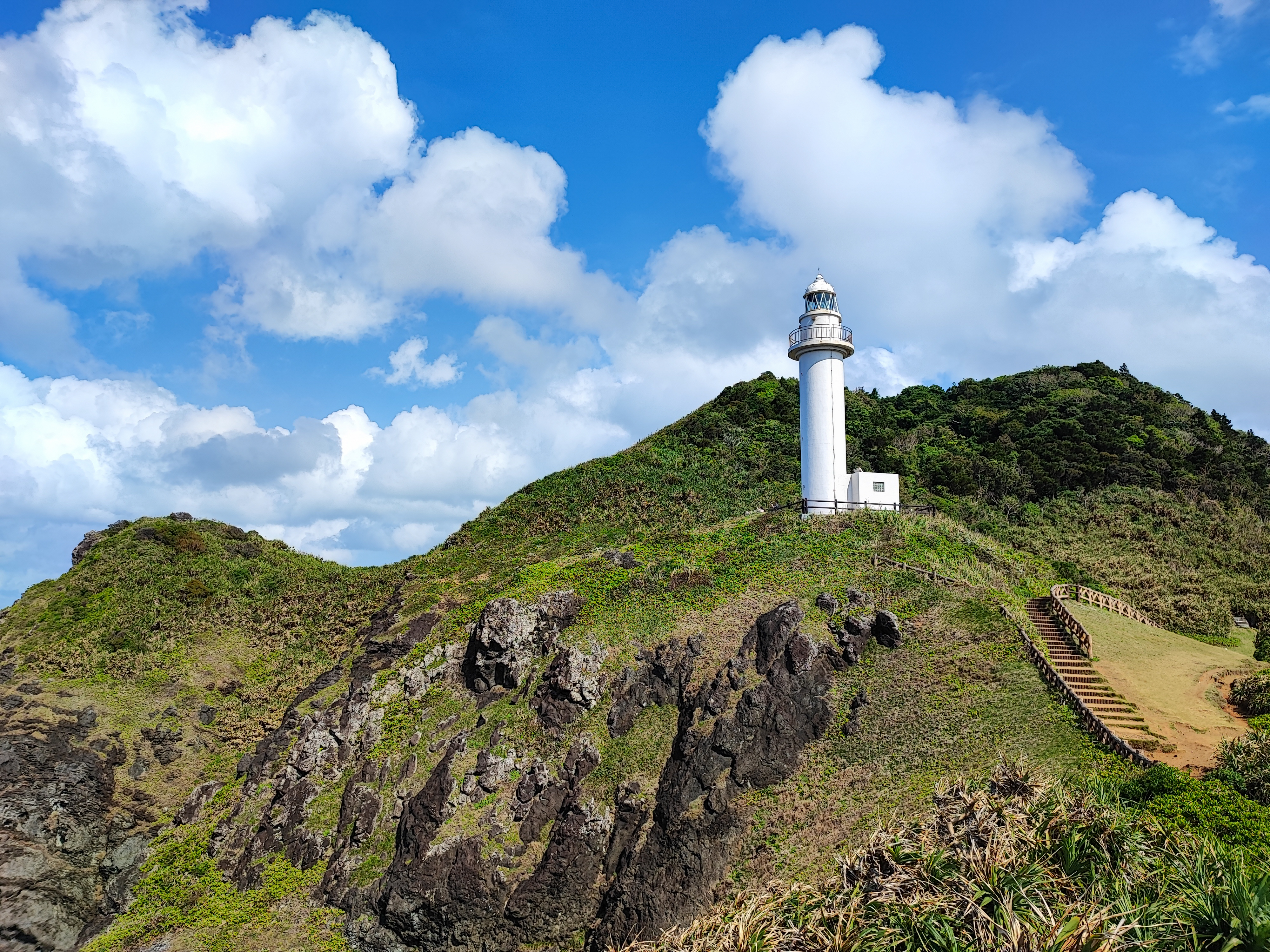 石垣島の御神崎灯台と岬の草地
