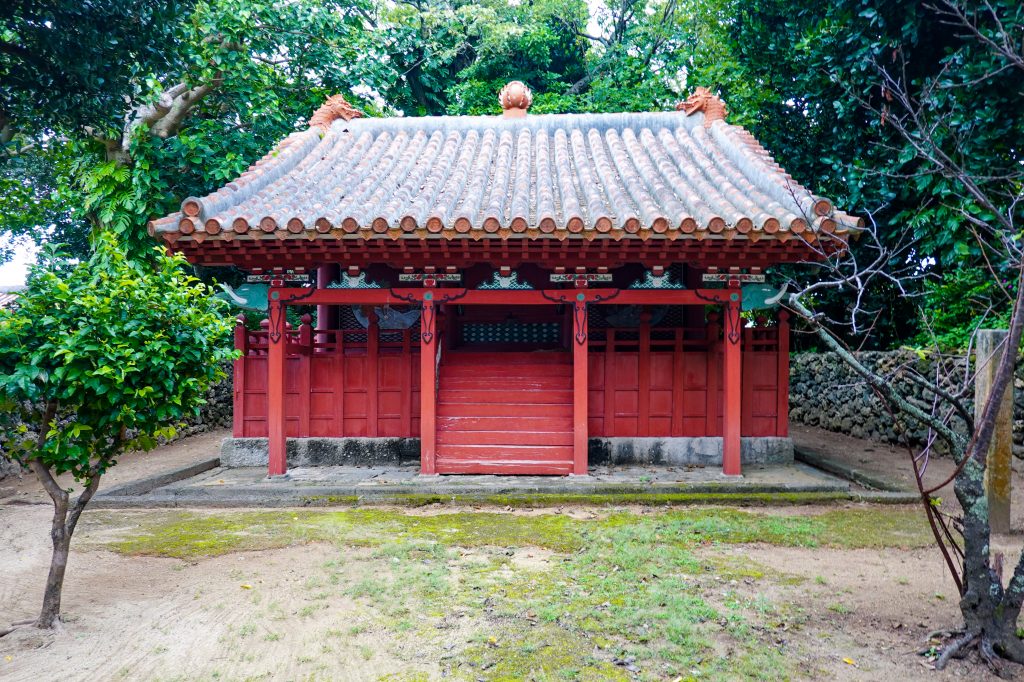 石垣島・桃林寺の隣に建つ朱塗りの権現堂