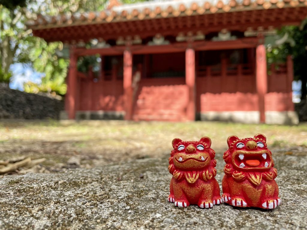 口を開けたシーサーと閉じたシーサーの一対（石垣島 桃林寺の権現堂前）