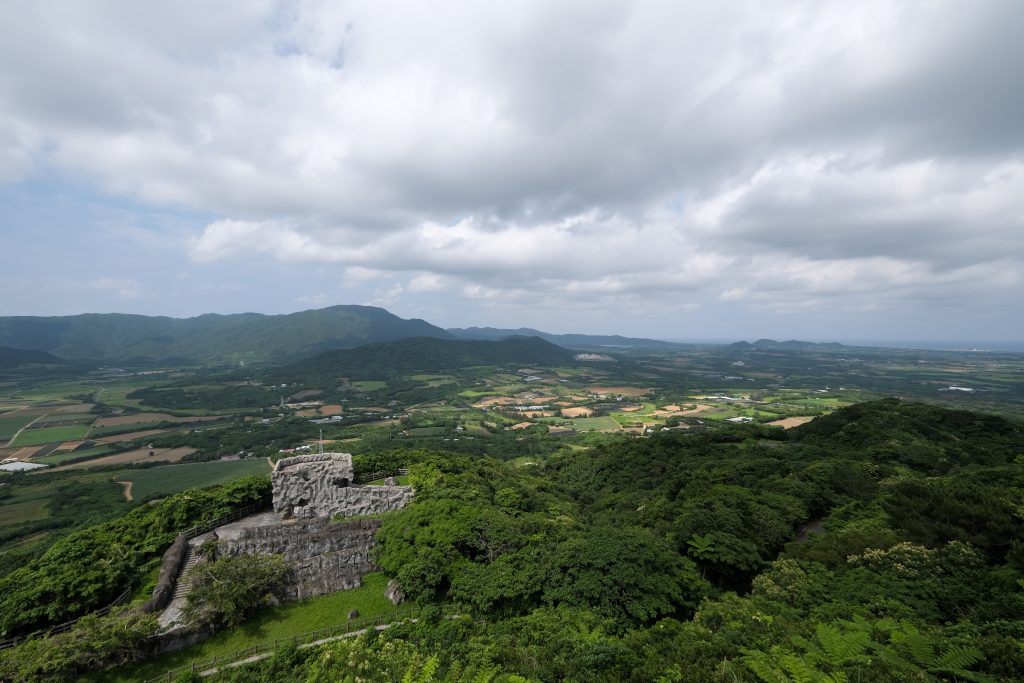 バンナ岳の上から見渡す北側の山並みと田園