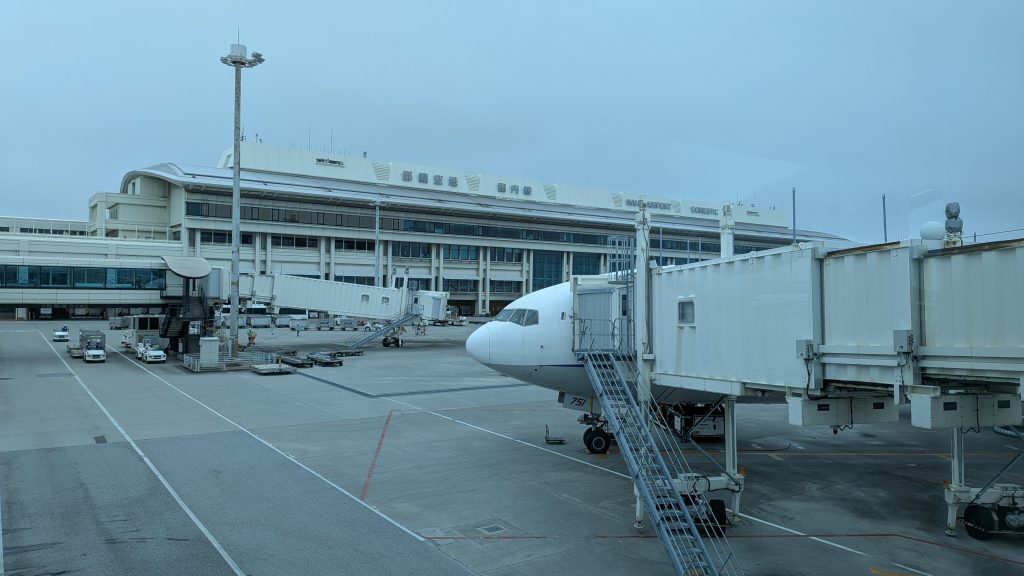 那覇空港の駐機場と国内線ターミナル