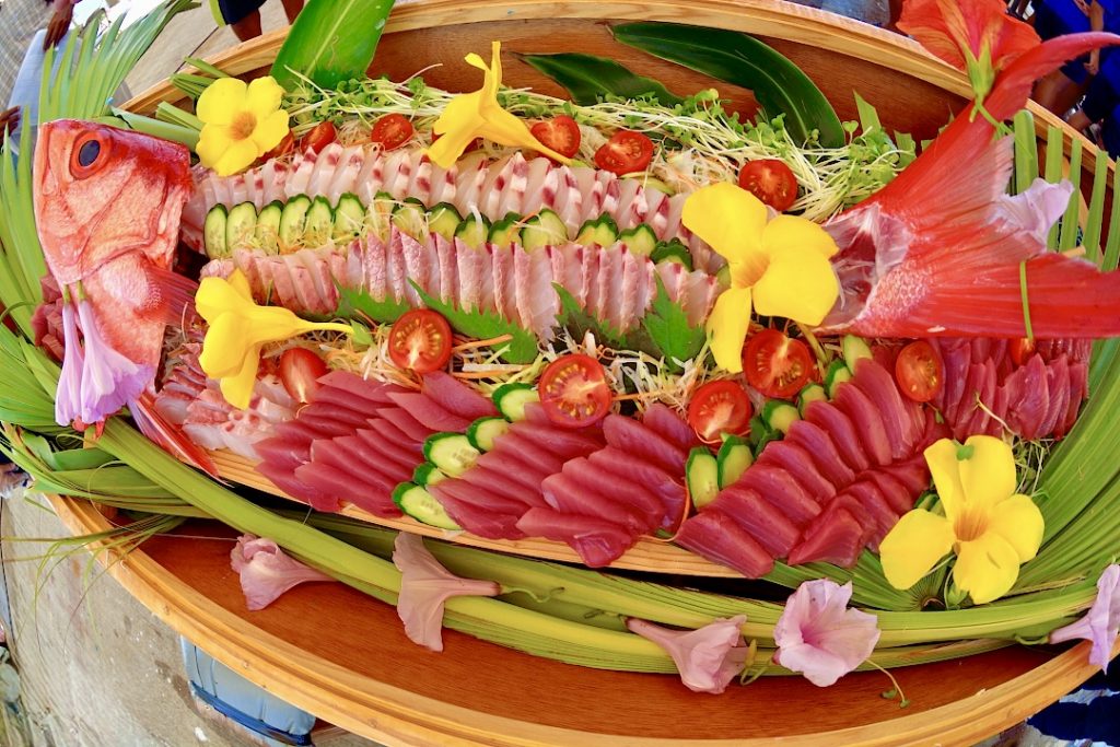 花で飾られたマグロの刺身の盛り合わせ